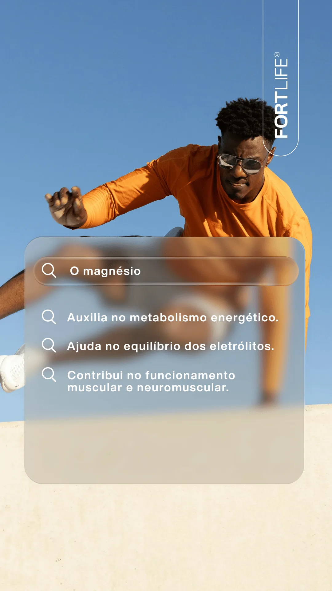 Homem saltando ao ar livre